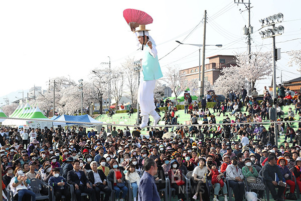 정읍시는 청소년 댄스 경연대회와 재즈공연, 버블쇼, 벚꽃 버스킹 등 다채로운 공연과 음악이 흐르는 벚꽃길, 벚꽃 포토존, 벚꽃 캔버스 등을 설치해 축제 분위기를 고조시킬 계획이다. 사진/정읍시