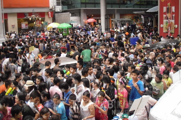 송크란 기간에는 남녀노소 할 것 없이 수많은 사람들이 거리로 나와 물총을 쏘며 축제를 즐기니 색다른 경험을 원한다면 태국을 방문하는 것을 추천한다. 사진/ 태국정부관광국