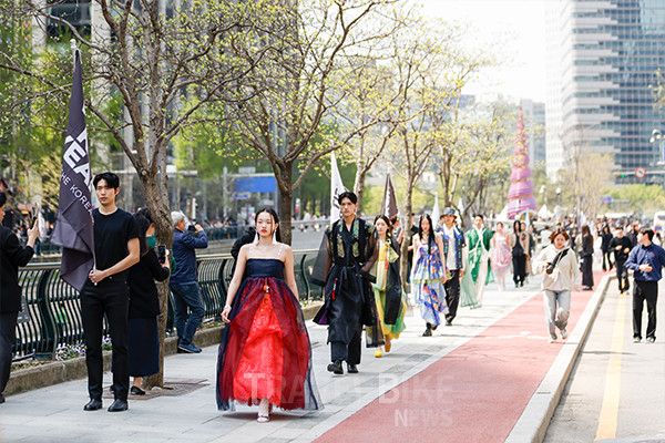 12일 서울 청계천 일대에서 열린 패션쇼는 오후 12시 20분부터 약 20분 동안 한국방문의 해를 알리는 깃발 퍼포먼스를 시작으로, 전통 한복을 현대적 감각으로 해석한 모던 한복을 착장한 패션모델 12인의 한복 런웨이로 이어졌다. 사진/한국관광공사
