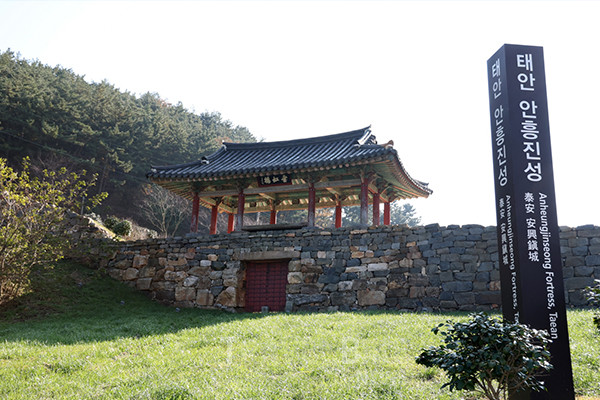 태안군은 홍보관과 전시실을 조성하고 안내소와 화장실, 탐방로 및 안내판 등을 설치할 예정이며, 기존 건물을 리모델링해 상품전시관과 카페 등을 조성하고 포토존을 마련하는 등 안흥진성을 찾는 관광객과 주민 편의를 위한 다각적인 노력을 기울인다는 방침이다. 사진/태안군