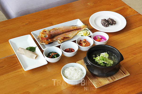 ‘제주 반상 차림’은 제주의 대표적인 향토 음식들로 준비한 한 상 차림으로 왕실 진상품이었던 ‘옥돔구이’와 ‘갈비 몸국’, 제주 특산품 ‘오메기떡’ 그리고 진지와 반찬류로 구성된다. 사진/위(WE)호텔제주