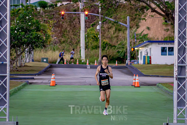 한국인 참가자들은 특히 10km 코스에서 좋은 활약을 펼쳤는데, 전체 1위, 5위, 7위 모두 한국인으로, 이들은 연령별 그룹에서 모두 1위를 차지하였다. 사진은 10km 마라톤 우승자 김지섭씨. 사진/괌정부관광청
