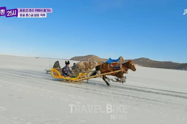 말 썰매 경주는 약 10km의 경주 코스로 탁 트인 호수 위로 미끄러운 얼음도 문제없이 거침없이 질주한다. 사진/ JTBC 톡파원 25시 캡처