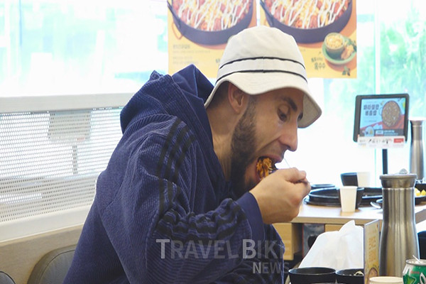 프랑스 대식가 댄서들이 닭갈비 앞에서 푸드 파이터를 넘어선, ‘푸드 워리어’ 수준의 위대한 먹성을 자랑한다. 사진/ MBC에브리원