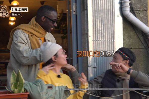 특히 카페에서 흑인 남성이 원지팀에게 관심을 보였다. 사진/ ENA 지구마불 세계여행2 캡처