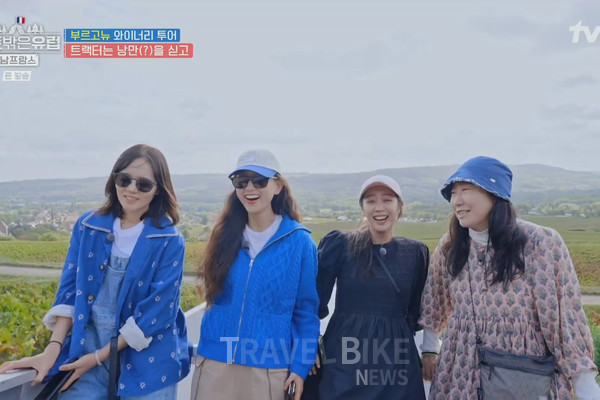 트랙터를 타고 본격적인 와이너리 투어를 시작했다. 사진/ tvN 텐트 밖은 유럽 캡처