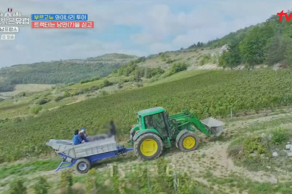 트랙터는 힘차게 경사도를 오르며 덜컹덜컹 움직이는 재미를 보여줬다. 사진/ tvN 텐트 밖은 유럽 캡처