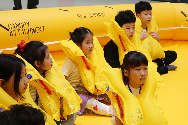 서울시 강서구 티웨이항공 훈련센터에서 가정의 달 맞이 't'family day'에 참여한 티웨이항공 임직원 가족들이 래프트 탑승 훈련 체험을 하고 있다. 사진/티웨이항공