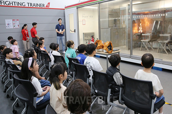 크루 클래스는 연령별로 진행됐으며, △오리엔테이션 및 회사소개 △서비스 체험 △화재진압 체험 △비상 상황 및 탈출 체험 △보안 및 응급처치 실습 등 객실 승무원이 실제 수행하는 안전과 서비스에 대한 훈련을 체험했다. 사진/티웨이항공