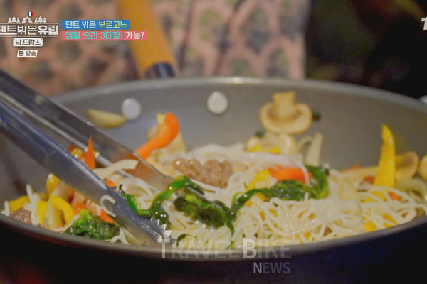 특히 잡채는 의문의 샐러드 채소를 시금치 삼아서, 면은 베트남식 분짜나 월남쌈에 넣어 먹는 하얀 면으로 재치 있게 만들었다. 사진/ tvN 텐트 밖은 유럽 캡처