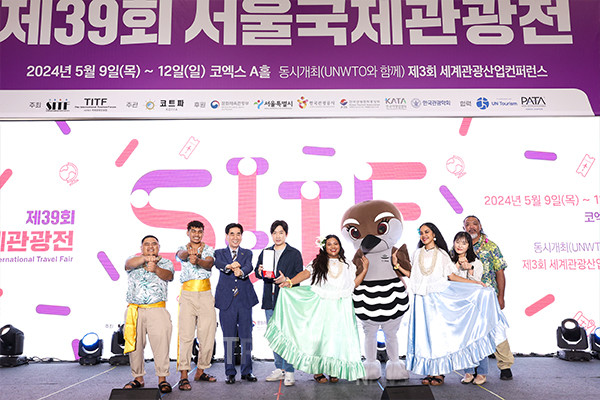 올해 서울국제관광전의 베스트 퍼포먼스 상을 받은 괌 차모로 공연단은 괌 홍보관과 메인 무대에서 라이브 공연을 선보이며 현장을 뜨겁게 달궜다. 사진/괌정부관광청