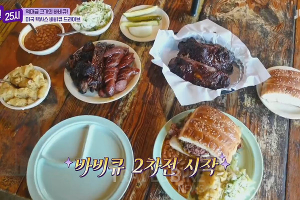 트리플촙샌드위치를 보며 “양지머리, 소시지, 갈비, 피클, 양파까지”라며 맛있는 거 총집합했다고 전하며 맛있게 음식을 먹었다. 사진/ JTBC 톡파원 25시 캡처