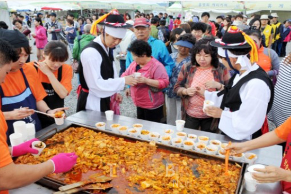 춘천막국수닭갈비 축제 개막식은 18일 오후 6시 축제장 내 주 무대에서 펼쳐진다. 개막식에서는 헬로콘서트와 1,500대의 환상적인 드론 쇼 등 풍성한 볼거리와 즐길 거리가 준비돼 있다. 사진/2024 춘천막국수닭갈비축제