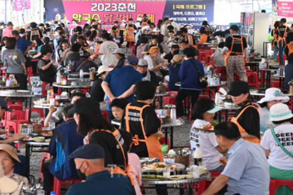 춘천막국수닭갈비 축제가 세계적인 미식 축제로의 첫걸음을 내딛는 것. 국제관에서는 요일별로 해외 이색 음식을 무료로 제공한다. 바리스타와 함께하는 국가별 커피, 전통주를 모두 체험해 볼 수 있다. 사진/2024 춘천막국수닭갈비축제