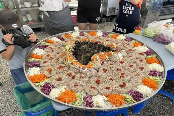 2024춘천막국수닭갈비축제에는 복면막닭쇼(20일), 트로트실버가요제(21일), 청소년 댄스경연대회(23일), 봄내길 호수별빛투어(18·19·21·22일), 호수드론라이트쇼(18·21·22일) 등 다양한 프로그램이 마련됐다. 사진/2024춘천막국수닭갈비축제