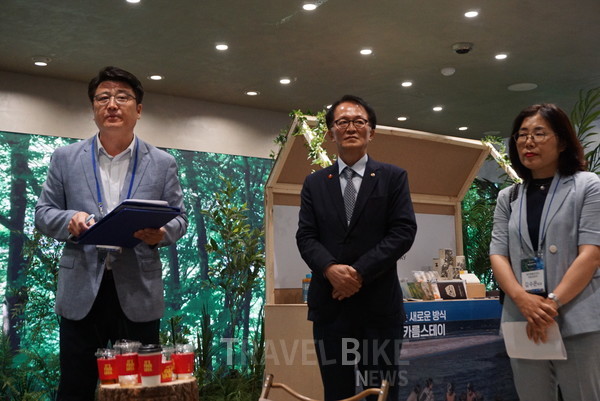 서울 강남 ‘일상비일상의틈byU+’에서 열린 기자간담회에 참석한 (왼쪽부터)제주관광공사 강봉석 관광산업실장, 제주관광공사 고승철 사장, 제주도 관광정책과 김수은 관광정책 팀장. 사진/김효설 기자