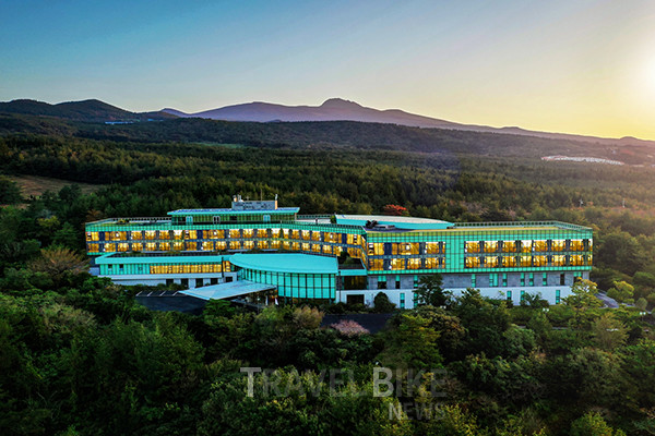 제주도 서귀포시 중문에 소재한 ‘위(WE)호텔제주’는 한라산의 중산간 기슭에 위치하여 청정 숲의 에너지와 맑은 물의 특별함을 느낄 수 있는 프리미엄 헬스 리조트다. 사진/위(WE)호텔제주