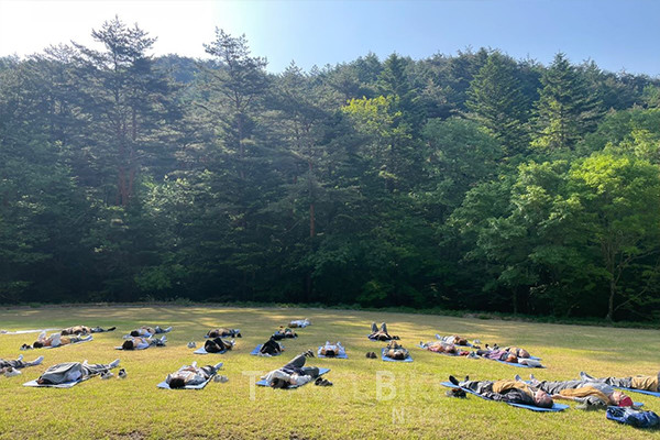 몸과 마음이 지쳐있다면 강원 월정사에서 진행하는 ‘선명상 요가 템플스테이’ 을 체험해 보자. 사진/템플스테이