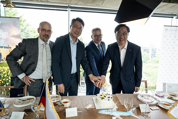 체코관광청은 주한 체코대사관과 대한항공의 인천-프라하 노선의 취항 20주년을 기념하는 VIP 오찬 행사를 개최했다. (왼쪽부터)체코관광청 미카엘 프로하스카 한국지사장, 구홍석 서울시 국제관계 대사, 주한 체코대사관 이반 얀차렉 대사, 대한항공의 고광호 한국 지역 본부장. 사진/ 체코관광청