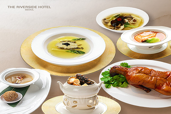 무더운 날씨와 장맛비로 입맛을 잃어 보양식이 필요하다면 ‘황제의 요리’라 불리는 제비집 요리를 추천한다. 사진은 더 리버사이드 호텔 중식당 따뚱에서 여름을 맞아 보양식으로 선보이는 '제비집 특선 코스'. 사진/더 리버사이드 호텔