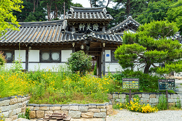 일제강점기에 지어진 전통 한옥 서산유기방가옥은 봄마다 주변을 가득 채우는 수선화로 유명한 곳이지만, 여름철에는 고즈넉한 분위기를 자랑하는 고택이기도 하다. 사진/한국관광공사