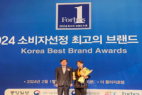 모두투어가 한국소비자평가위원회가 주관하는 ‘2024 한국의 소비자 대상’ 시상에서 프리미엄 여행 부문 2년 연속 대상을 받았다. 사진/모두투어