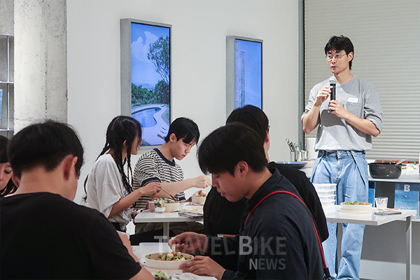 하와이 관광청은 지난 7월 18일 ‘하와이 써머 레시피’ 쿠킹 클래스를 개최했다. 이번 행사는 ‘하와이 써머 레시피’를 주제로, 여름에 어울리는 하와이의 대표 음식 중 하나인 ‘오노 연어 포케'와 하와이안 코코넛 푸딩인 ‘하우피아’를 소개하였다. 사진/하와이 관광청