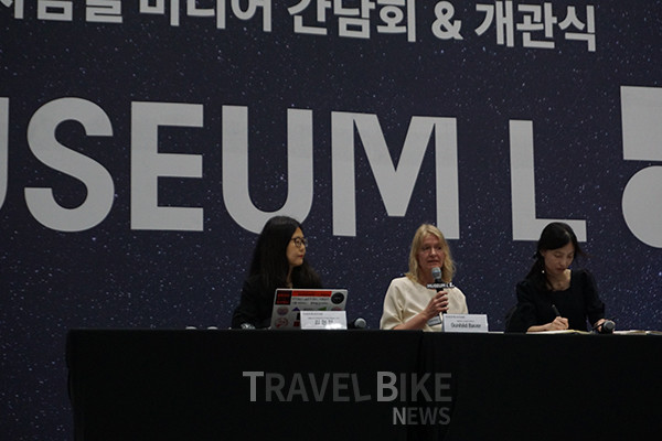 알베르티나 뮤지엄 큐레이터 군힐드 바우어는 뮤지엄엘 개관전에 알베르티나 미술관이 구상회화 영역에서 독창적인 작업 세계를 구축한 알렉스 카츠 전시를 선보일 수 있어 영광이라고 말했다. 사진/김효설 기자