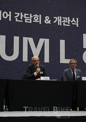 그랑팔레 이머시브 회장 겸 RNM 이사 빈센트 푸소는 1관 ‘모나리자 이머시브’가 프랑스 오리지널 전시와 구조 자체는 동일하지만, 연출 부분에 있어 차별화 포인트가 있다. 뮤지엄엘에서는 공간 좌측에서 테마별 영상을 감상하고 우측에서 바로 인터랙티브 요소를 즐길 수 있다”라고 강조했다. 사진/김효설 기