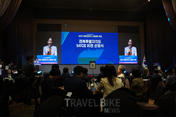 전북특별자치도문화관광재단에서 지원하는 청년 예술퀵 김윤성 트리오의 공연으로 시작한 이번 행사에는 MICE 업계 유관기관의 주요 인사와 관계자 300여 명이 참석했다. 사진/김효설 기자