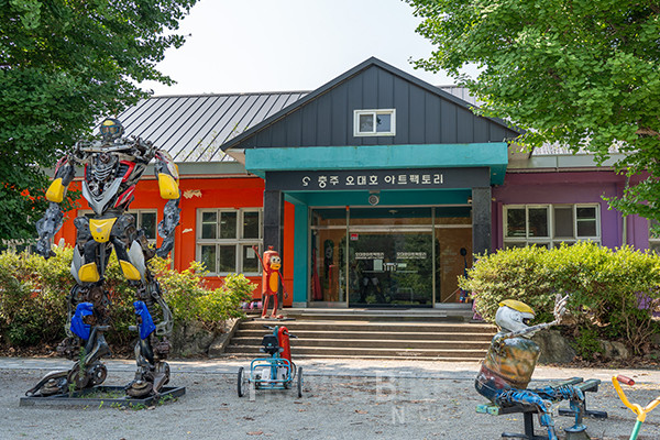 충주의 오대호아트팩토리는 쓸모없는 물건을 뜻하는 ‘정크’를 예술로 승화시킨 정크아트 작품이 자그마한 폐교를 가득 채운 공간이다. 사진/한국관광공사