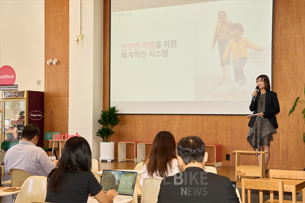 에어비앤비는 지난 9월 24일 서울 중구 로컬스티치 소공점에서 지난 7월 발표한 ‘영업 신고 정보 및 영업 신고증 제출 의무화 조치’에 대해 설명하는 미디어 라운드 테이블을 진행했다. 사진/에어비앤비