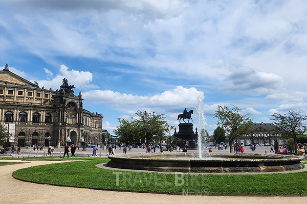 궁정극장 드레스덴 젬퍼오포 앞에 있는 역사적인 광장 테아터플라츠(Theaterplatz). 사진/김효설 기자