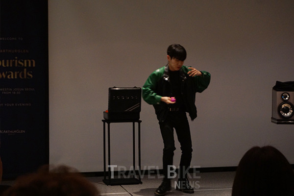 ‘브리튼즈 갓 탤런트’에서 인정받은 세계적인 마술사 박준우의 공연이 행사에 활기를 더했다. 사진.김효설 기자