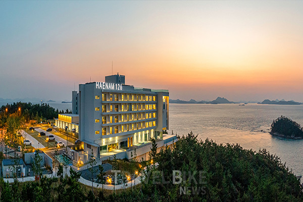 고산 윤선도 선생의 고택인 해남 녹우당의 건축양식을 모티브로 지어진 해남126호텔은 홑겹의 건물 배치와 지역 수종을 채택한 독특한 중정이 특징이다. 사진/한국관광공사