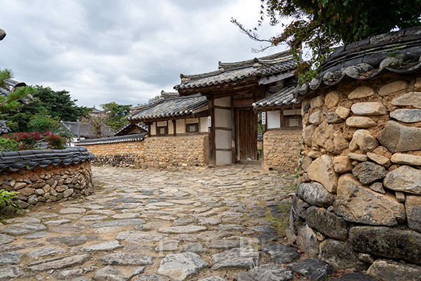 조선 시대 성리학자인 일두 정 여창 선생의 고택이 있는 개평한옥마을은 100년이 넘은 고택 60여 채가 모여 있어 옛 정취 속 사붓이 걷기 좋다. 사진/한국관광공사