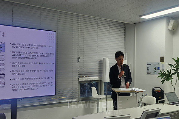 제주의 핵심적인 추진사업 설명과 제주 관광에 대한 부정적 오해 등 현안을 해결하기 위한 자정 노력을 소개하고 있는 제주관광 영남권제주관광홍보사무소 한윤석 소장. 사진/김효설 기자