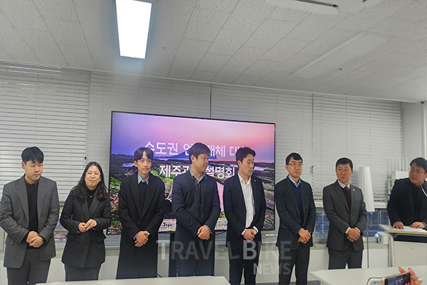 ‘제주 관광설명회’에 참석한 (왼쪽부터) 제주관광협회 오상택 호남권사무소 담당, 신윤정 수도권사무소 과장, 박동훈 영남권사무소 대리, 신동아 호남권사무소장, 한유석 영남권사무소장, 문명호 마케팅실장, 김호준 홍보본부장, 이태암 수도권사무소장, 사진/김효설 기자
