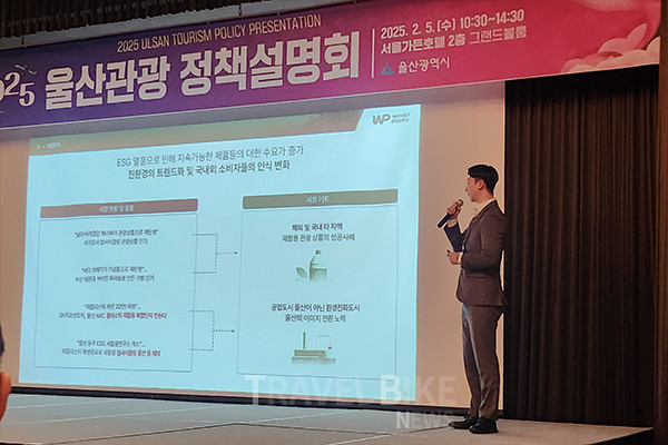 버려지는 플라스틱병 뚜껑을 이용해 새로운 가치를 만드는 원더플라스틱은 업사이클 고래키링, 튜브짜개, 비즈팔찌, PAL 관절 공룡 등의 제품을 통해 환경과 사회적 봉사활동을 하는 업체라고 소개했다. 사진/김효설 기자