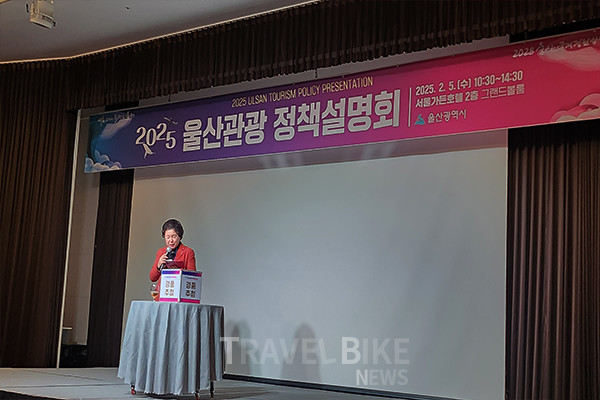 이날 행사에서 경품권 추첨을 하고 있는 서울시관광협회 조태숙 회장. 사진/김효설 기