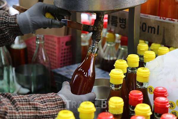 모란민속오일장이 조선 시대부터 규모 면에서 손꼽히는 장시였던 만큼 길을 몰라도 고소함을 따라가면 될 정도로 규모가 큰 백년기름특화거리도 있다. 사진/한국관광공사
