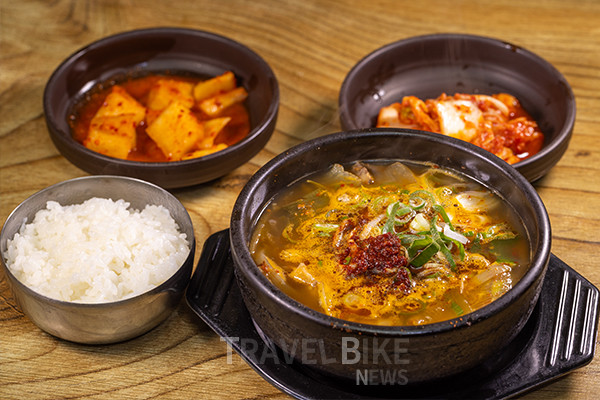 끝자리가 3일과 8일인 날에 열리는 북평민속시장 우시장은 꼭두새벽부터 열렸다. 소를 거래하기 위해 먼 거리를 온 사람들은 거래를 앞두고 막걸리 한 사발과 국밥 한 그릇으로 배를 채웠다. 사진/한국관광공