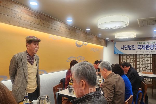 신중목 ㈜코트파 회장 오는 6월 5일(목)부터 8일(일)까지 서울 코엑스에서 열리는 제40회 서울국제관광전과 서울과 전주에서 개최 예정인 ‘제4회 세계관광산업콘퍼런스’에 많은 관심을 기대한다”라고 밝혔다. 사진/김효설 기자