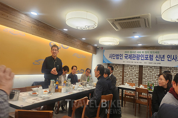 (사)국제관광인포럼의 ‘2025년 신년 인사회’에서 인사말을 하고 있는  박양우 전 문관부 장관. 사진/김효설 기자