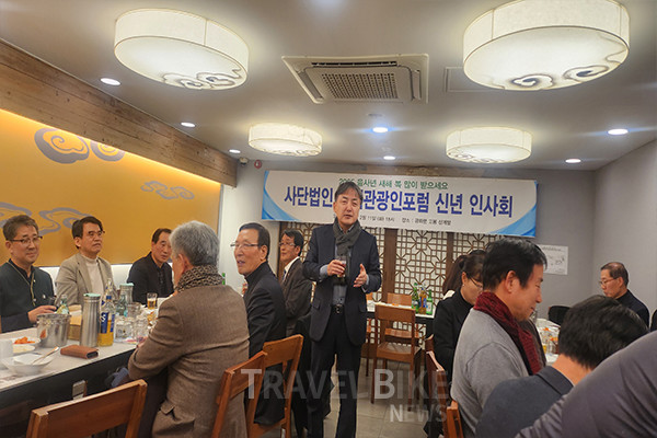 (사)국제관광인포럼의 ‘2025년 신년 인사회’에서 인사말을 하고 있는 김정배 전 문관부 차관. 사진/김효설 기자