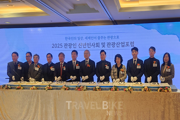 내빈으로 참석한 13명은 신년 떡케이크 커팅식을 가졌다. 사진/김효설 기자