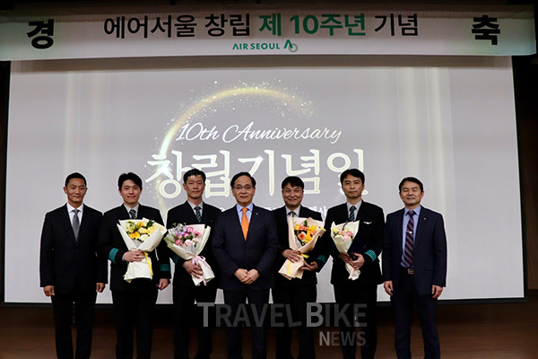 에어서울이 지난 7일 국립항공박물관에서 김중호 대표이사와 임직원들이 참석한 가운데 창립 10주년 기념식을 열었다. 사진/에어서
