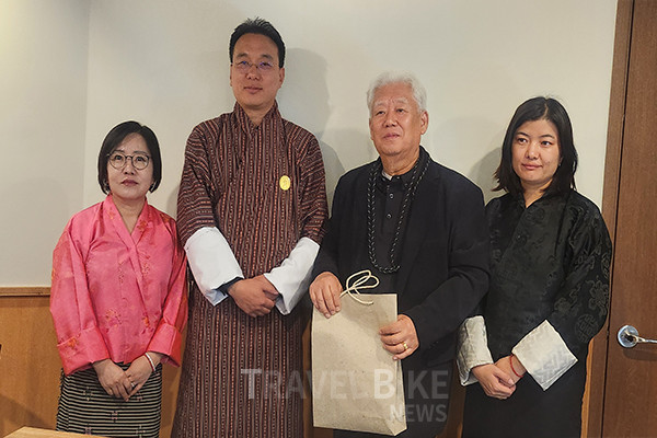 한부탄우호협회(회장 김민경)는 부탄 ‘스킬링 프로그램 회장’ 겸 ‘겔레푸영적 프로젝트 불교 책임자인 다쇼 타시 도르지(Dasho Tashi Dorji) 회장이 참석한 가운데 서울 종로 나라회관에서 기자간담회를 열었다. 사진/김효설 기