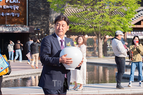 개막 퍼포먼스는 방세환 광주시장이 광주왕실도자의 상징인 달항아리를 들고 무대로 입장하며 도자의 정신과 가치를 상징적으로 표현했다. 사진/김효설 기자