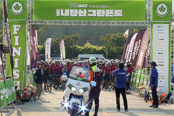 대회는 전국의 자전거 동호인 1,000여 명의 선수들이 참가하여, 그란폰도(139km), 메디오폰도(96km) 두 종목으로 운영됐다. 사진/정읍